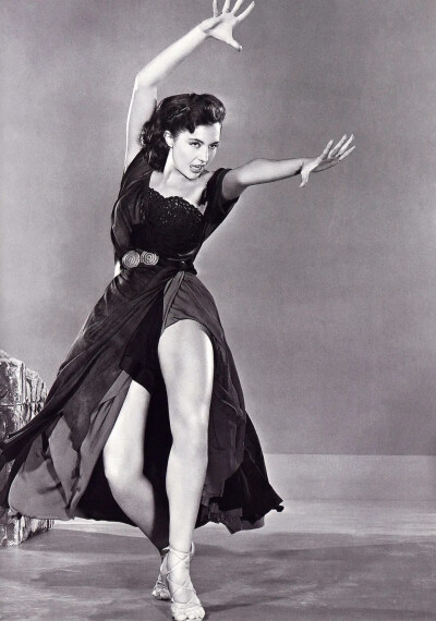 美国影星赛德·查里斯（Cyd Charisse），1921年3月8日生于得克萨斯州的阿马里洛。