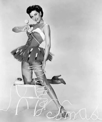 美国影星赛德·查里斯（Cyd Charisse），1921年3月8日生于得克萨斯州的阿马里洛。