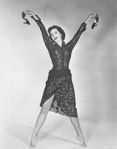 美国影星赛德·查里斯（Cyd Charisse），1921年3月8日生于得克萨斯州的阿马里洛。