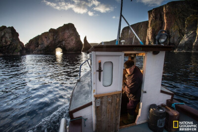 《设得兰群岛》
一位渔民驾船环行设得兰群岛。这片区域位于苏格兰大陆的北面，以美丽的海滩著称。摄影：Charlie Hamilton James