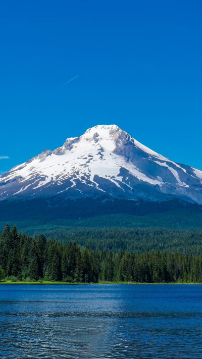 胡德山是一座死火山，最后一次喷发约在1865年，现在这里蓝天围着雪山顶，景色非常震撼。