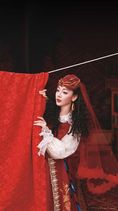 龙年春晚上的迪丽热巴美疯了！网友：又是被新疆舞惊艳的一年。