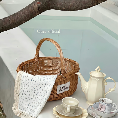 背景｜文案
世间温柔，不过是芳春柳摇染花香，槐序蝉鸣入深巷，白茂叶落醉故乡。