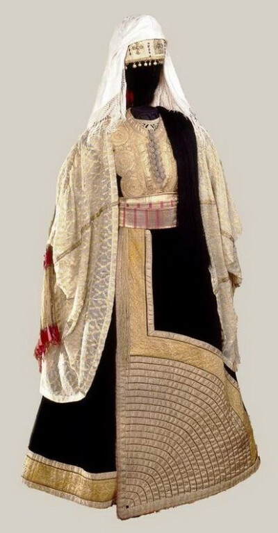 大礼裙（Berberisca）是摩洛哥的犹太人女性在重要场合比如婚礼上穿的服装，深色天鹅绒与金线刺绣形成了十分华丽的效果。它由布满绣花的上衣和围裹式裙子组成，裙摆一侧有个硕大的1/4圆装饰，是其标志性特征。在摩洛…