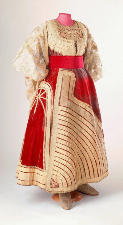 大礼裙（Berberisca）是摩洛哥的犹太人女性在重要场合比如婚礼上穿的服装，深色天鹅绒与金线刺绣形成了十分华丽的效果。它由布满绣花的上衣和围裹式裙子组成，裙摆一侧有个硕大的1/4圆装饰，是其标志性特征。在摩洛…