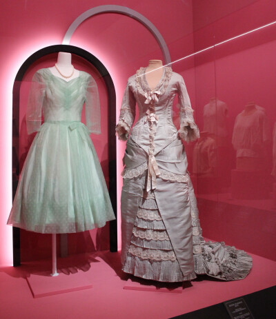 约1880年的日装和五十年代小礼服一起展出，都是清新淡雅的纯色系，但在不同时代的审美差异下，设计思路和制作手法大相径庭。不过有趣的是，虽然看起来不像是一个次元的，二者还是能呈现出些共通的内在气质，摆在一起…