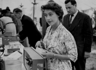 1955年8月21日，玛格丽特公主在苏格兰Abergeldie Castle附近访问当地市集