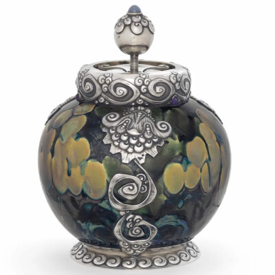 宝石镶嵌镀银陶瓷球形雪茄盒，法贝热出品
2016年以34,500英镑落槌
