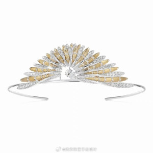  Chaumet 推出2024年高级珠宝系列——「Un Air de CHAUMET」（长空曼舞），依然以广袤天空中的自然飞鸟为灵感，通过复杂的金雕工艺和宝石镶嵌创造出轻盈而有空灵感的珠宝作品。 ​