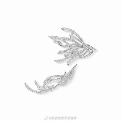  Chaumet 推出2024年高级珠宝系列——「Un Air de CHAUMET」（长空曼舞），依然以广袤天空中的自然飞鸟为灵感，通过复杂的金雕工艺和宝石镶嵌创造出轻盈而有空灵感的珠宝作品。 ​