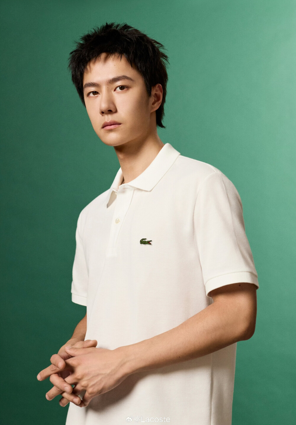 Lacoste：
LACOSTE品牌全球代言人@UNIQ-王一博 个性演绎全新POLO LOOK。回溯POLO衫发明者René Lacoste先生经典灵感，以灵动身形，彰显法式剪裁艺术，注入自由解读。动静之间，质感跃然。
#LACOSTE品牌全球代言人王一博# #POLO# ​​​