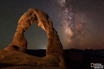 《拱门与银河》
银河出现在美国犹他州拱门国家公园的精致拱门上方。该公园共有2000座砂岩拱门，它们在流水冻结、融化的作用下，历经千年时光形成了如今的模样。摄影：Babak Tafresh