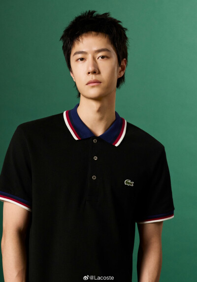 Lacoste：
LACOSTE品牌全球代言人@UNIQ-王一博 个性演绎全新POLO LOOK。回溯POLO衫发明者René Lacoste先生经典灵感，以灵动身形，彰显法式剪裁艺术，注入自由解读。动静之间，质感跃然。
#LACOSTE品牌全球代言人王一…