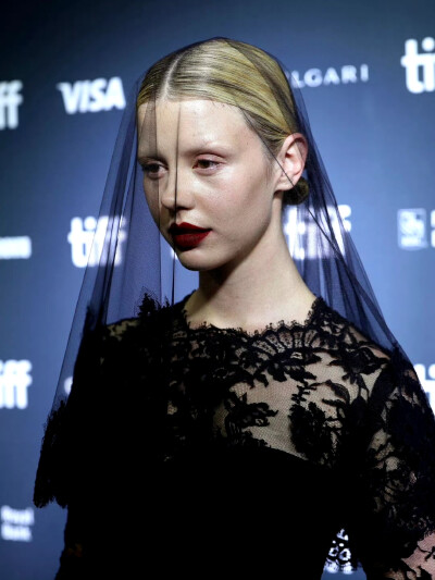 2022年，米娅·高斯在出席多伦多电影节《珀尔》首映礼时的面纱造型。 ​​​