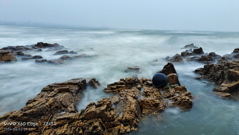 海浪流水时光慢门。时光慢门是一种摄影技术，它通过调整快门速度和光圈大小来捕捉动态场景的静态美。具体来说，时光慢门技术可以让相机在较长时间内保持曝光，从而捕捉到水流、车流等动态物体的流动轨迹，给人一种动感和延伸感。