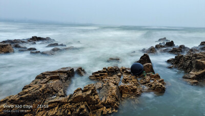 海浪流水时光慢门。时光慢门是一种摄影技术，它通过调整快门速度和光圈大小来捕捉动态场景的静态美。具体来说，时光慢门技术可以让相机在较长时间内保持曝光，从而捕捉到水流、车流等动态物体的流动轨迹，给人一种动…