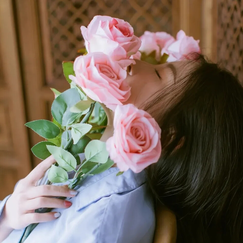 抱花女生头像真人图片