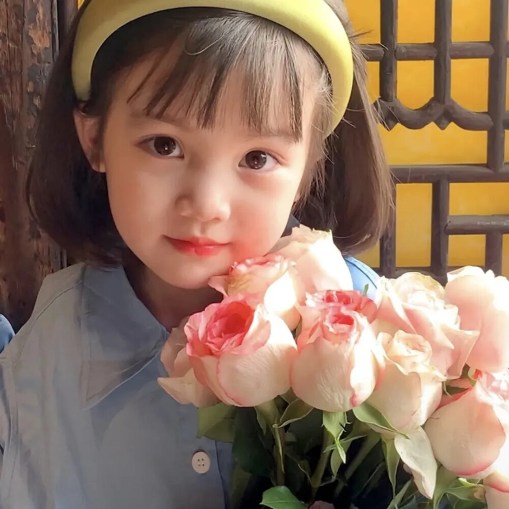 抱花萌娃头像