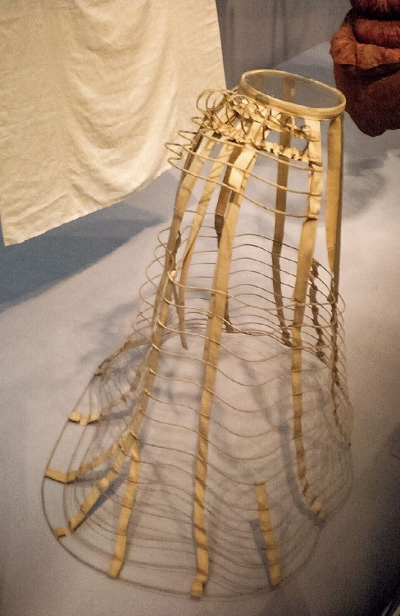 公元19世纪 裙撑
英国维多利亚-阿尔伯特博物馆藏
