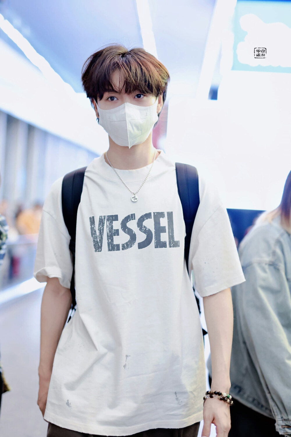 肖宇梁 240426 机场 cr:logo