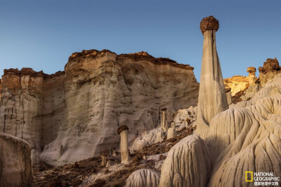 《寂静之塔》
美国犹他州的大阶梯埃斯卡兰特国家纪念区碱水柱石小径在侵蚀作用形成的古老砂岩间蜿蜒穿过，这些石柱素有“寂静之塔”的称号。摄影：Aaron Huey