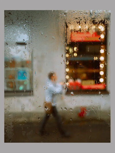 一起来看看法国摄影师Viktor Balaguer在俄罗斯街头捕捉下的行人与雨滴，感受朦胧的美。