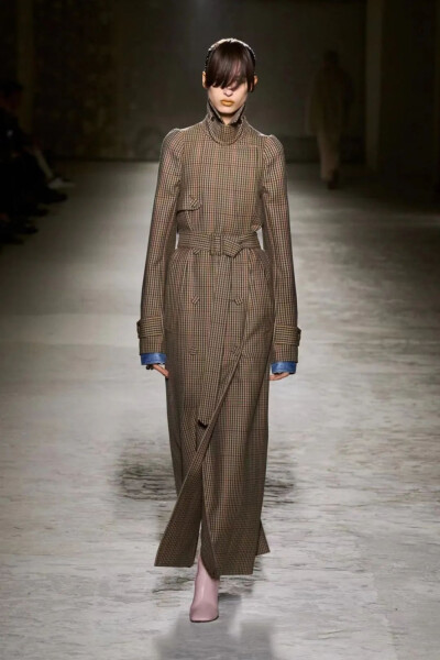 发布于今年3月的Dries Van Noten 2024秋冬女装系列，亦是他在任时期最后一个女装系列。我们所熟知的Van Noten式元素恰到好处地出现在这个系列间，使得这个系列处于一种平和而间或反叛的气质。
