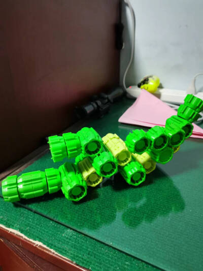 幼儿园布置的瓶盖手工作业，儿子用小瓶盖积木拼的机甲蛇