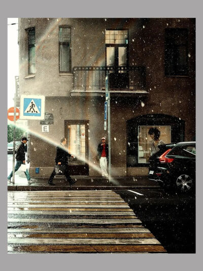 一起来看看法国摄影师Viktor Balaguer在俄罗斯街头捕捉下的行人与雨滴，感受朦胧的美。