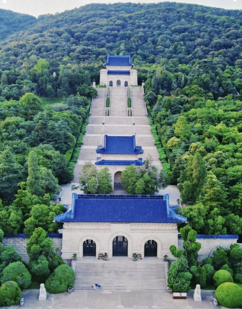 湖光山黛，亭宇楼台，佛思塔影，笛扬弦弹。