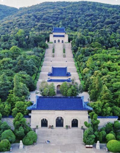 湖光山黛，亭宇楼台，佛思塔影，笛扬弦弹。