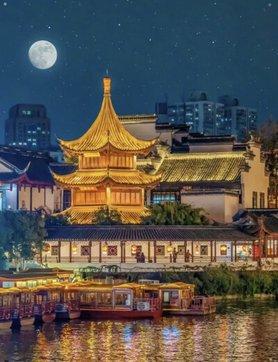 湖光山黛，亭宇楼台，佛思塔影，笛扬弦弹。