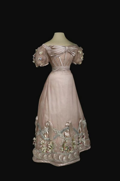 尤苏波夫公爵夫人季娜伊达•伊凡诺夫娜在1826年穿的三件晚装，均十分精美可爱。早期浪漫主义风格女装流行在A字形的裙摆上用大量刺绣、钉珠以及薄纱、缎带和立体造花做出花团锦簇的可爱装饰，这几件保存完好的裙子便…