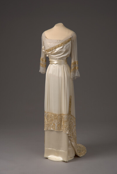 1910年代前期的白色系晚装，优美淡雅，古典味十足又不乏别致新颖的设计。 ​​​