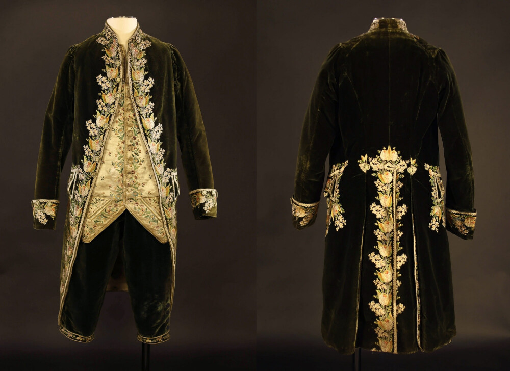 法兰西喜剧院的一些洛可可男装衣襟上花团锦簇的刺绣让人百看不厌