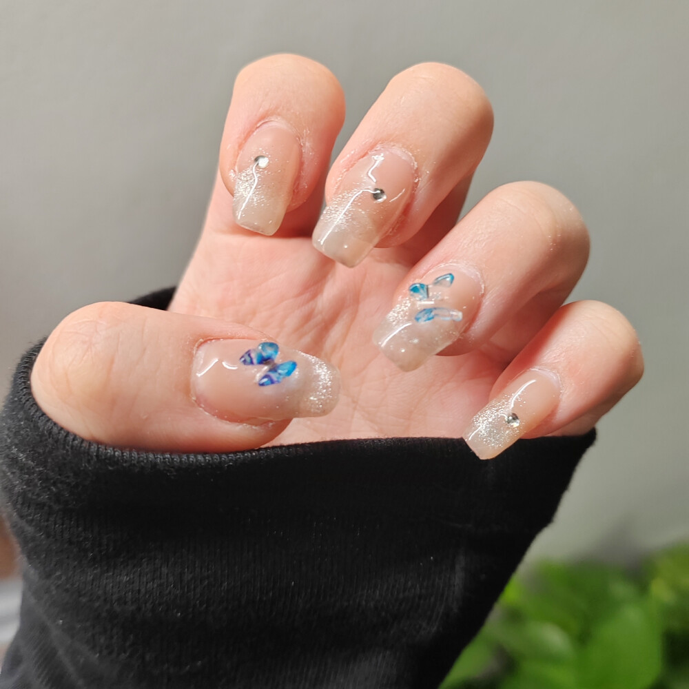 东胜好看的美甲强推！！！姐姐超级还原美甲真的很敬业，以后都去找她（p4是我想要的效果）