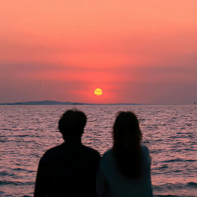 背景｜文案
我曾捡到过一束光，日落时还给了太阳。