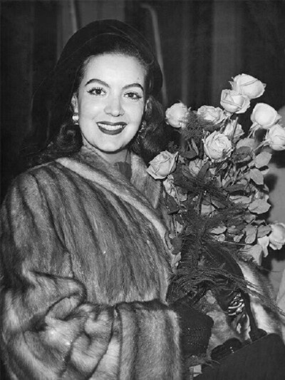 墨西哥演员兼歌手María Félix（1914年-2002年），被认为是拉丁美洲电影界最美丽，最成功的女演员之一 ​ ​​​