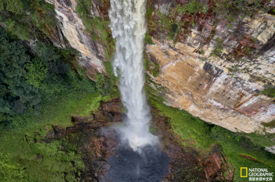 《来自山巅》
在圭亚那的瓦亚拉扬村附近，瀑布从峭壁上跌入阿塔罗河。摄影：Renan Ozturk
