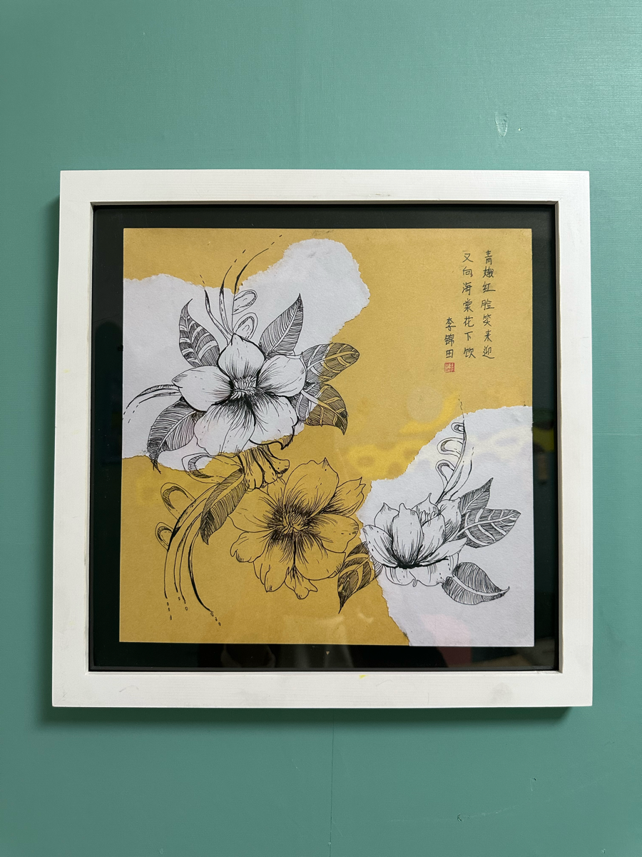 花卉装饰画
本节课主要把握花朵的绘画方法，先找到花的外轮廓位置、花蕊的位置，再去处理细节，不要执着于花朵繁琐的外表，要找到大关系，在找里面细节，处理每一朵花之间的关系，它们之间有空间关系和遮挡关系。
运用多种形式表现花卉，有的同学用线描元素丰富花卉的黑白灰关系；有的同学用彩铅过渡叠加的方法表现花卉的层次关系﻿；有的同学用水彩晕染的技法表现花卉，形式丰富多彩，都完成了一份不错的装饰画，值得表扬，希望在今后的学习中再接再厉。