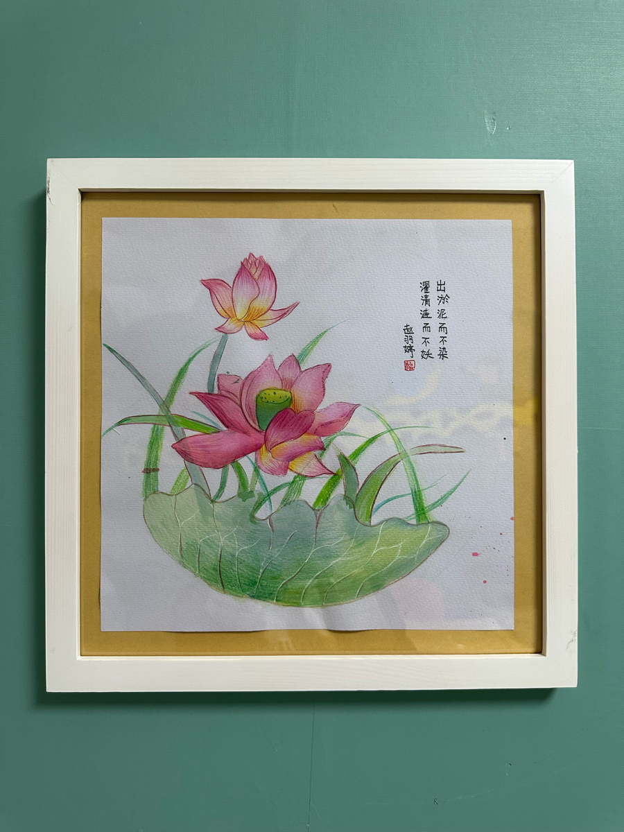 花卉装饰画
本节课主要把握花朵的绘画方法，先找到花的外轮廓位置、花蕊的位置，再去处理细节，不要执着于花朵繁琐的外表，要找到大关系，在找里面细节，处理每一朵花之间的关系，它们之间有空间关系和遮挡关系。
运用多种形式表现花卉，有的同学用线描元素丰富花卉的黑白灰关系；有的同学用彩铅过渡叠加的方法表现花卉的层次关系﻿；有的同学用水彩晕染的技法表现花卉，形式丰富多彩，都完成了一份不错的装饰画，值得表扬，希望在今后的学习中再接再厉。