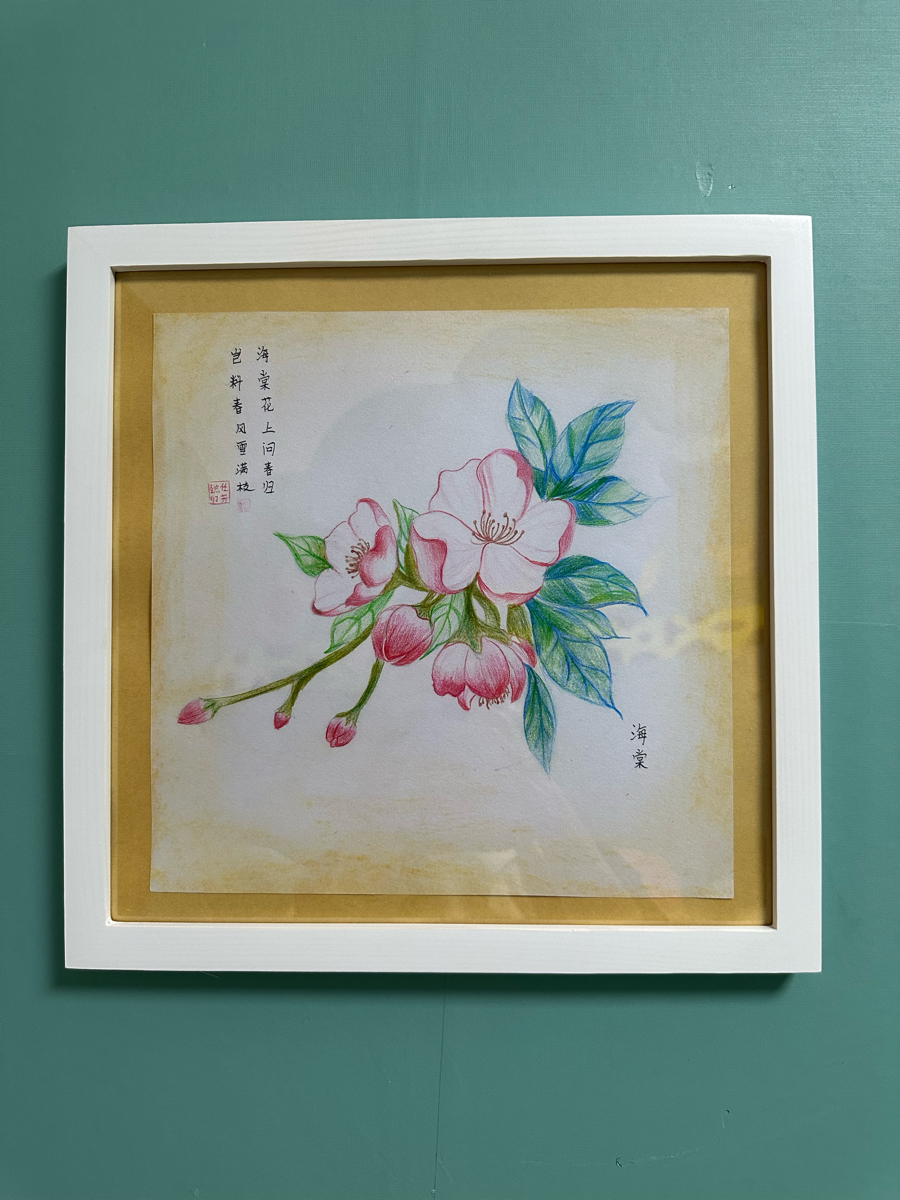 花卉装饰画
本节课主要把握花朵的绘画方法，先找到花的外轮廓位置、花蕊的位置，再去处理细节，不要执着于花朵繁琐的外表，要找到大关系，在找里面细节，处理每一朵花之间的关系，它们之间有空间关系和遮挡关系。
运用多种形式表现花卉，有的同学用线描元素丰富花卉的黑白灰关系；有的同学用彩铅过渡叠加的方法表现花卉的层次关系?；有的同学用水彩晕染的技法表现花卉，形式丰富多彩，都完成了一份不错的装饰画，值得表扬，希望在今后的学习中再接再厉。