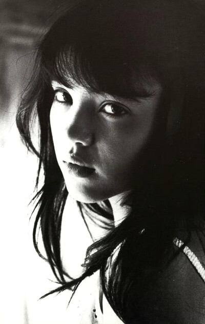 1998年，筱山纪信镜头下十六岁的永井流奈。 ​​​