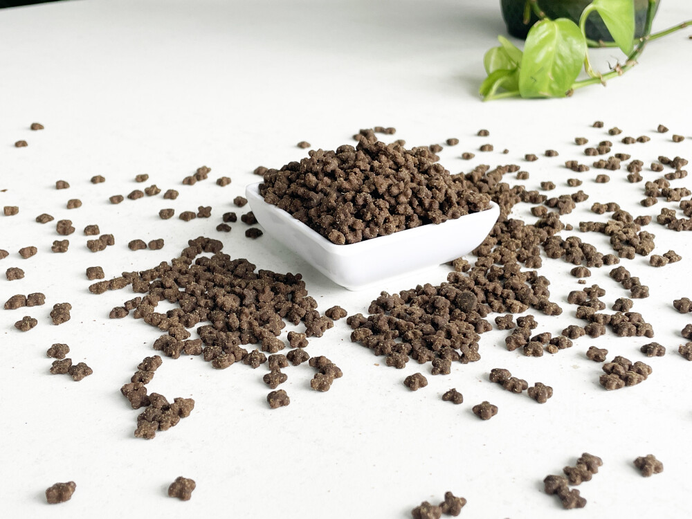 6个月小猫成长必备！福派斯无麸质幼猫粮评测
你知道吗？给小猫选猫粮是既重要又难的事。对于6个月大的小猫，要选高蛋白、高脂肪、矿物质适量的猫粮。福派斯无麸质幼猫猫粮专为幼猫设计，含有丰富蛋白质和脂肪，95%动物性蛋白来源，42%蛋白含量，满足小猫生长需求。其口感和消化性也好，无麸质配方减少过敏反应，容易消化吸收。福派斯品牌知名，产品经过严格检测认证，安全可靠，且不含有任何人工添加剂和防腐剂，让小猫吃得健康。综上所述，福派斯无麸质幼猫猫粮是适合6个月大小猫的猫粮，营养丰富、口感好、易消化、安全可靠。考虑为你的小猫咪选择这款猫粮吧！