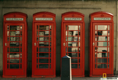 《电话亭》
伦敦街头，经典的红色电话亭排成一排，平凡与艺术相得益彰。摄影：Jodi Cobb