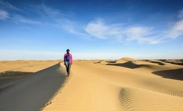 有时候磨难是你们的导师，
经历一些磨难反而让你更加坚强。
很多孩子
就是一辈子在父母身边，
受不到任何的磨难，
所以当他一下子碰到一件大事，
傻了，这下垮了。
经常受些风风雨雨，
是指导我们
走向光明前程的一些小挫折。
感悟真实的人间，境界才能升华。
所以不管
在人间碰到多少逆境，要心宽；
磨难中，心要静下来，
然后在困难的时候，
你才会常存感恩心。
…
—BHSP5