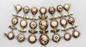 17-18世纪，香格里拉博物馆收藏的红宝石雕花珐琅三层手链