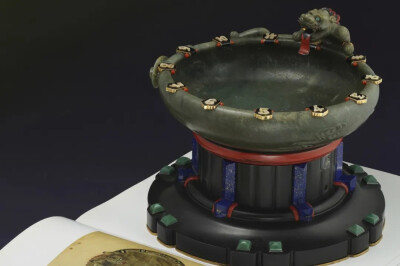 一件卡地亚大理石银、青金石、珊瑚、珍珠母、珐琅及玉石水磁浮座钟（La Pendule Magnetique Water Clock）即将举槌，最高估价2,000,000港元 / 250,000美元。该座钟由卡地亚钟表巨匠莫里斯·古艾于1929年打造，是其仅…