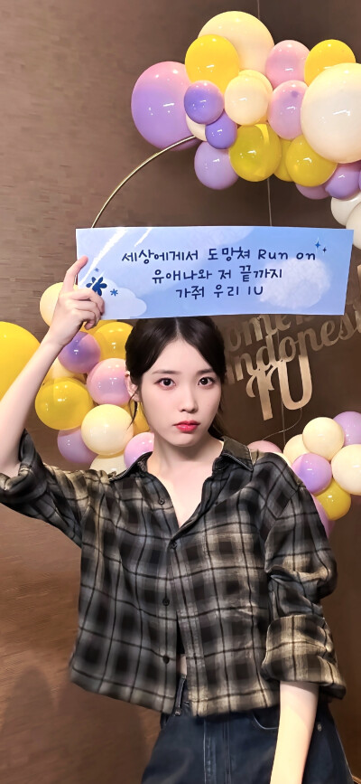 IU | 官推
cr:窥见银河星雾