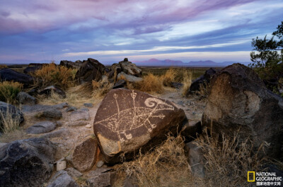 《三河岩画》
三河岩画距今800-1400年，US 新墨西哥州。作为美国西南部最著名的岩画区之一，地理位置位于图拉罗萨盆地东部边缘，里奥格兰德河裂谷的一部分。摄影：Stephen Alvarez